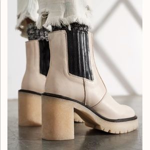 Free People. James Chelsea Boots in Bone.. worn once! ✨